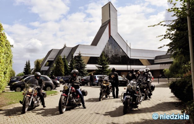 Księża motocykliści przed gmachem seminarium duchownego w Częstochowie