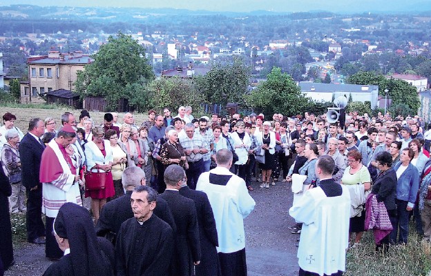 Procesja różańcowa z udziałem bp. Romana Pindla w drodze na szczyt Kaplicówki