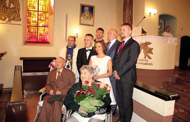 70. rocznicę ślubu świętowali Anna i Ludwik Łatka.
Na drugim planie nowożeńcy –
wnuczka Agnieszka i jej małżonek Ernest