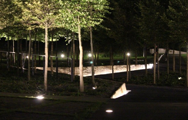 Nocna iluminacja Muzeum Katyńskiego