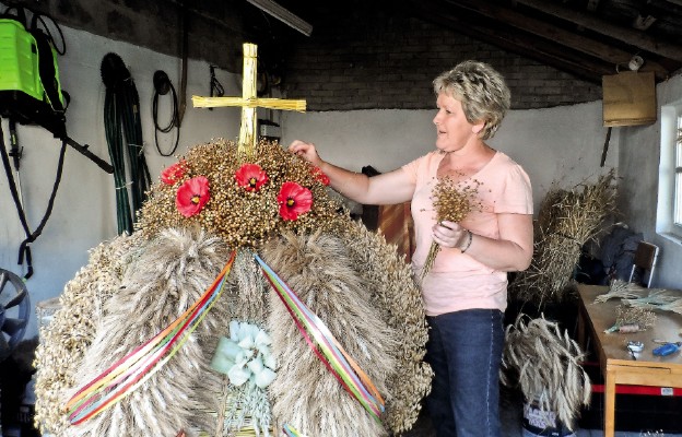 Ewa Sienniak dekoruje
wieniec dożynkowy
do Chomentowa