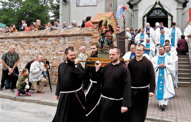 Proceja z figurą Matki Bożej