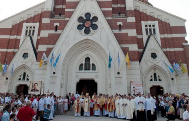 Kościół, dom, szkoła i podwórko