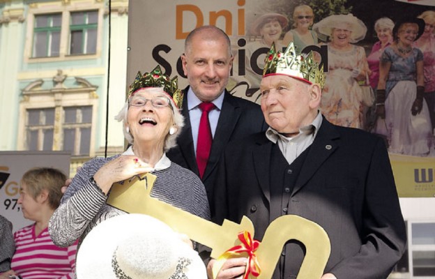 Zwycięska para w konkursie „Najdłużej Razem” w ramach wrocławskich Dni Seniora – państwo Maria i Stanisław Bolarczykowie są małżeństwem od 71 lat