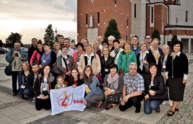Pracownicy
i czytelnicy
„Głosu z Torunia”
przed Centrum
Jana Pawła II
w Krakowie-
-Łagiewnikach