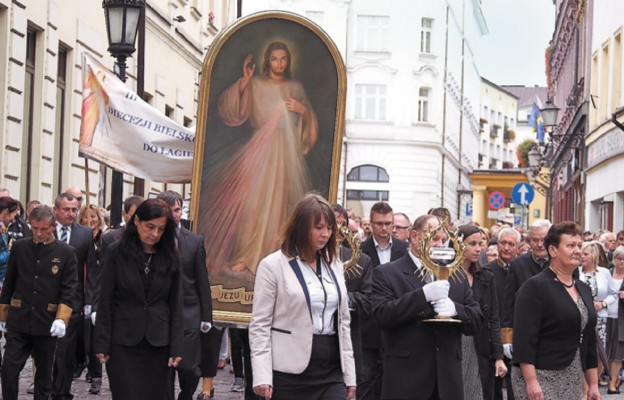 Procesja ze znakami Bożego Miłosierdzia w Cieszynie