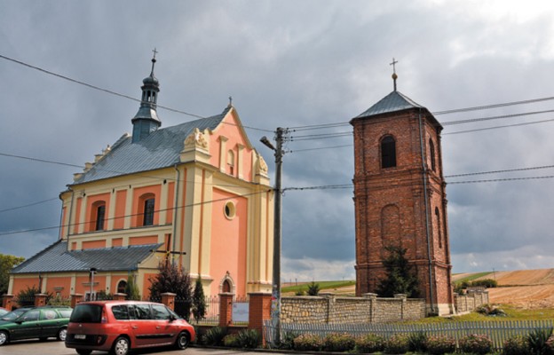 Kościół św. Andrzeja w Nawarzycach, obokm dzwonnica