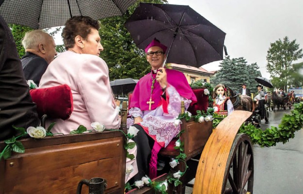 Bp Józef Dąbrowski w drodze na swoją biskupią Mszę św. prymicyjną