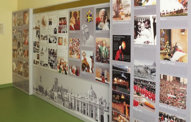 Ekspozycja w szkole w Pysznicy
dotycząca św. Jana Pawła II.
To nie jedyna inicjatywa w naszej
diecezji poświęcona życiu
i działalności świętego Papieża