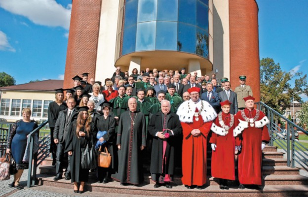 Uczestnicy uroczystości inauguracyjnej na PWSTE w Jarosławiu