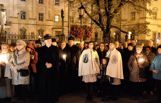 Procesja różańcowa w intencji rodzin i Synodu