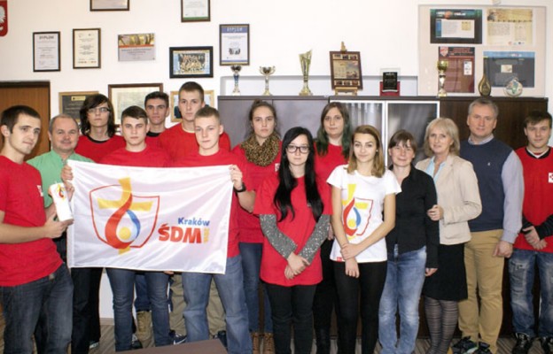 Młodzi ze Szkolnego Koła Caritas w Technicznych Zakładach Naukowych w Dąbrowie Górniczej wraz z opiekunami