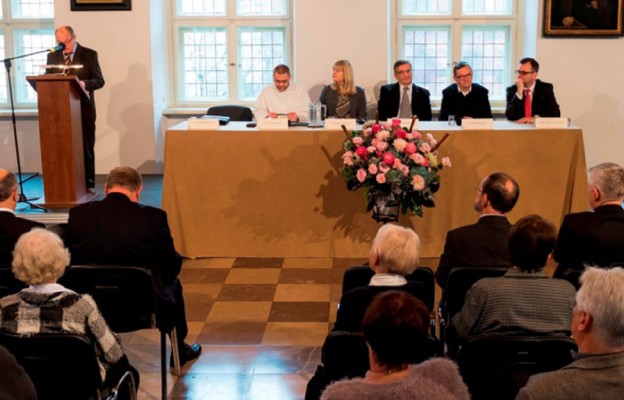 Uczestnicy debaty w Sali Mieszczańskiej Ratusza Staromiejskiego