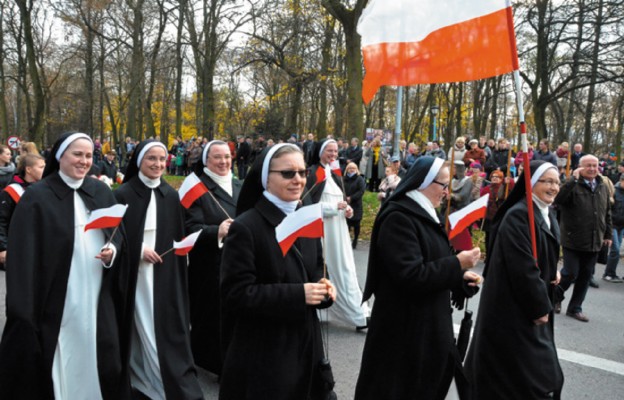 Siostry zakonne podczas manifestacji patriotycznej w Sandomierzu
