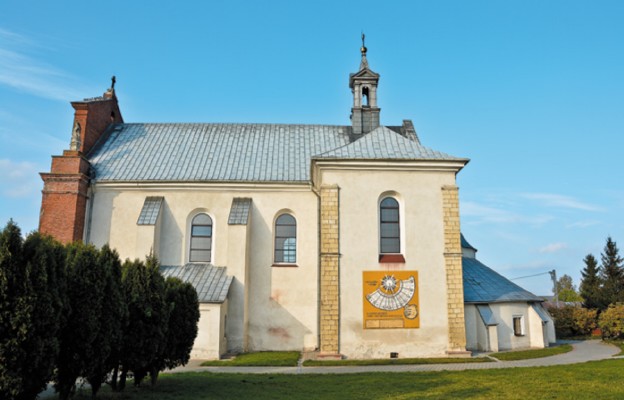 Kościół w Wodzisławiu z oryginalnym zegarem słonecznym