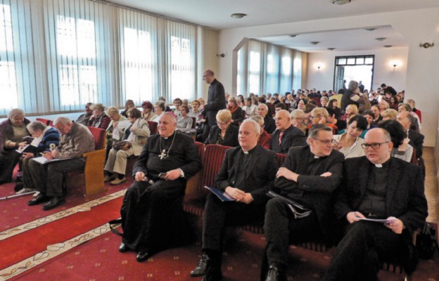 Prelegenci i uczestnicy sympozjum poświęconego problematyce chrztu