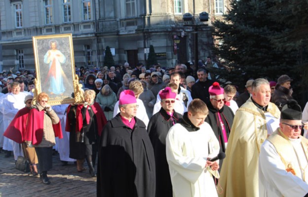 Procesja ulicami miasta