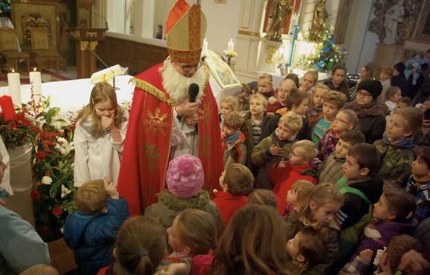 Każde dziecko dostało od św. Mikołaja słodki upominek, każdy też został ugoszczony ciastem przez zaangażowanych parafian