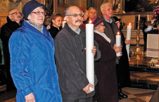 Każda parafia otrzymała jubileuszową świecę