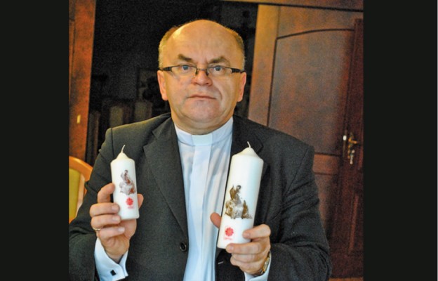 Ks. Bogdan Kordula prezentuje tegoroczne świece Wigilijnego Dzieła Pomocy Dzieciom