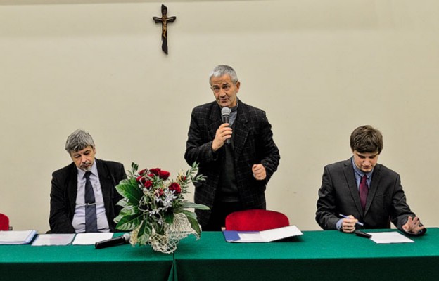 Od lewej: prof. dr hab. Robert Ptaszek,
ks. prof. dr hab. Jan Perszon
i dr Michał Moch podczas debaty
