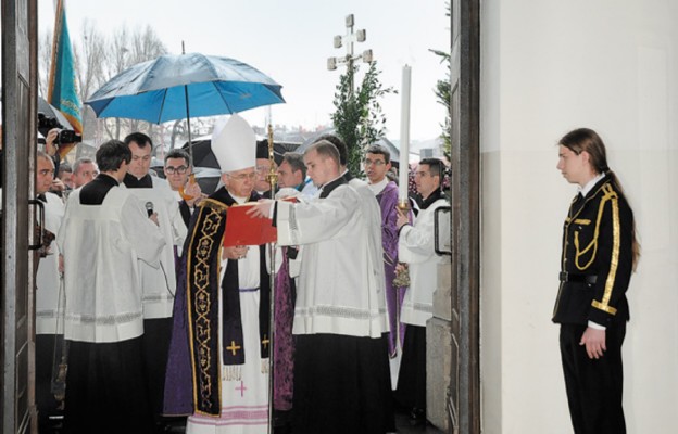 Abp Wacław Depo otworzył Bramę Miłosierdzia