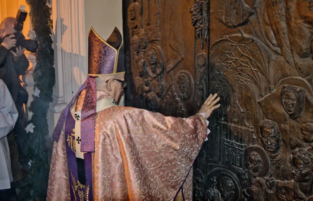 Metropolita
przemyski
abp Józef Michalik
otwarciem
bramy miłosierdzia
w przemyskiej
katedrze
rozpoczął Rok
Miłosierdzia