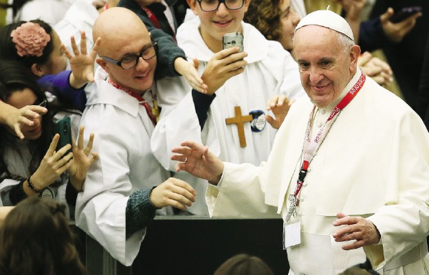 Papież Franciszek z chórzystami w sali audiencyjnej