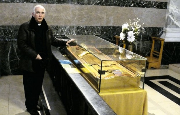 Ciało św. Franciszka Salezego jest złożone w kościele macierzystym
Sióstr Nawiedzenia Najświętszej Maryi Panny w Annecy, natomiast
serce pozostało w kościele Sióstr Wizytek w Lyonie. Na zdjęciu –
abp Wacław Depo przy relikwiach patrona dziennikarzy w A