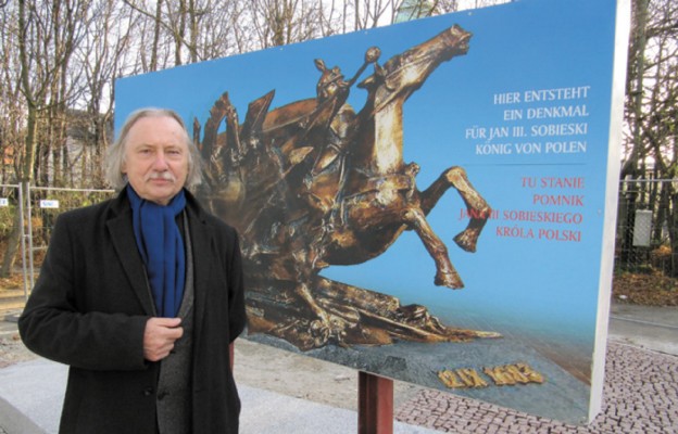 Autor pomnika prof. Czesław Dźwigaj przed fotografią rzeźby