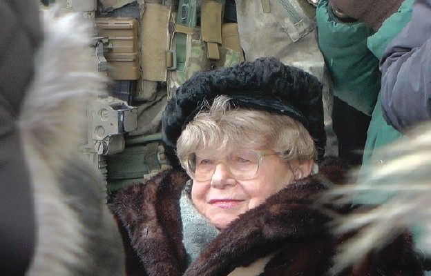 Maria Stypułkowska-Chojecka „Kama” w 70. rocznicę zamachu w czasie ceremonii pod tablicą upamiętniającą Bronisława Pietraszewicza „Lota” (2014)