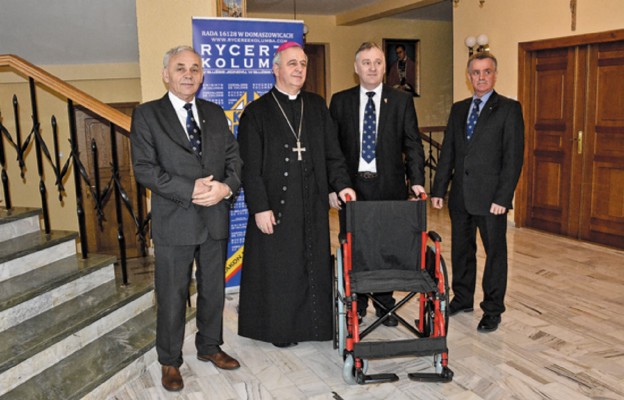 Dwadzieścia wózków trafiło do diecezji kieleckiej