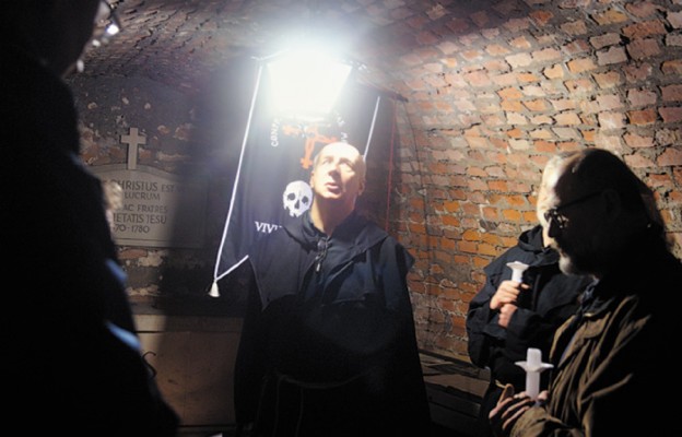 Członkowie Bractwa Dobrej Śmierci w katakumbach sanktuarium Matki Bożej Łaskawej w Warszawie