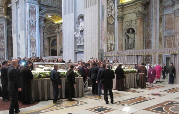 Relikwie świętych  o. Pio i o. Leopolda zostały wyprowadzone z Bazyliki św. Piotra