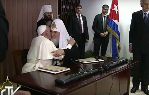 Papież Franciszek i Raul Castro rozmawiają w Hawanie