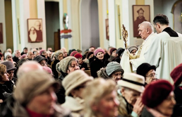 Bp Andrzej Suski udziela błogosławieństwa na sposób lurdzki