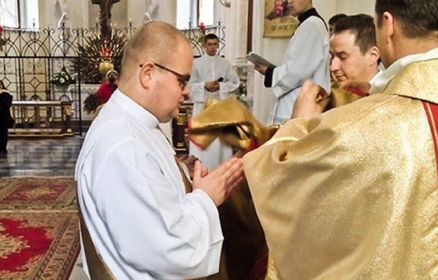 Przekazanie dalmatyki –
liturgicznego stroju diakona