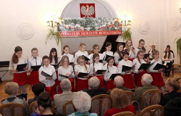 Szczawieński Chór „Fantazja” na koncercie poświęconym pamięci żołnierzy  niezłomnych zachwycił wykonaniem „Marsza Zaporczyków”