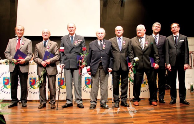 „Świadkowie Historii”: Edward Dębicki, Kazimierz Kostrzewski, Stanisław Piszczek, Zbigniew Piasecki, Wojciech Woźniak,
Józef Pokora, zastępca prezesa IPN dr Paweł Ukielski, dyrektor Oddziału IPN w Szczecinie dr hab. Krzysztof Kowalczyk