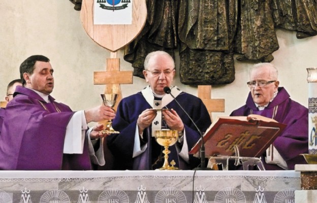 Eucharystii przewodniczył abp Stanisław Budzik, obok jubilaci ks. Grzegorz Stąsiek i ks. Stanisław Łątka