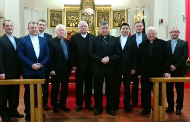Abp Józef Kupny z kapłanami pracującymi w Polskich Misjach Katolickich