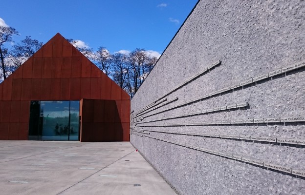 Muzeum Ulmów w Markowej. Ściana pamięci przedstawia
nazwiska osób ratujących Żydów 

