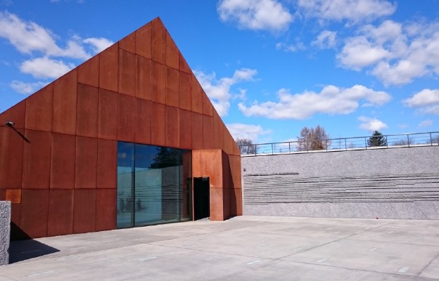 Muzeum Ulmów w Markowej. Na ścianie pamięci nazwiska osób ratujących Żydów 
