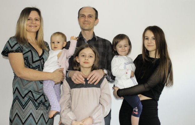 Dzieci w dużej rodzinie rozwijają się harmonijnie. Na zdjęciu: Marysia, Basia, Zosia i Helenka
z rodzicami