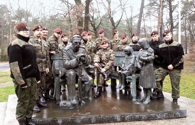 W Sulejówku przy pomniku marszałka Piłsudskiego