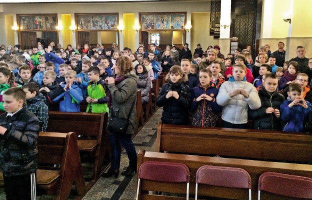 Dzieci gestami wyrażały uwielbienie Boga