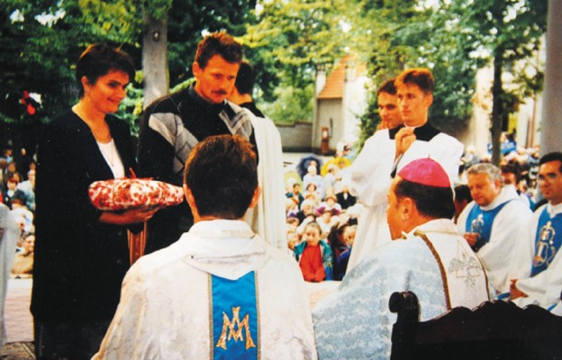 Teresa z Bogdanem w procesji z darami w Go´rce Klasztornej w 1997 r.