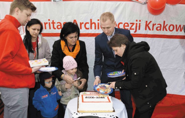 Urodzinowy tort krakowskiego Okna Życia pokroili Aleksandra i Daniel – rodzice adopcyjni Oliwii i Maciusia