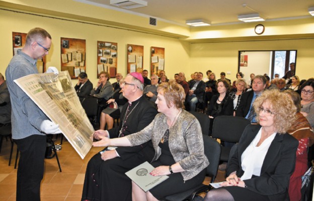 Bp Jan Piotrowski i Wiesława Rutkowska, dyr. Archiwum Państwowego, oglądają dokumenty na temat obchodów milenijnych