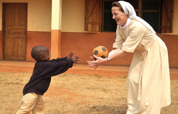 Siostra Regina ze Zgromadzenia Sióstr Opatrzności Bożej, która
od 17 lat pracuje w przedszkolu i szkole podstawowej na placówce
misyjnej Essiengbot